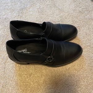 Shoes… black, Has small zippers on the side.